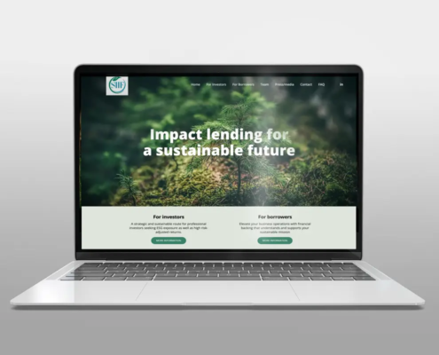 Bild på Svenska Hållbarhetsfondens hemsida placerad på en laptop