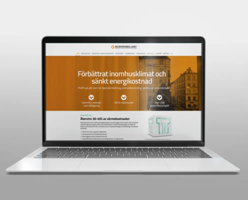 Bild på Skorstensbolagets hemsida placerad på en laptop