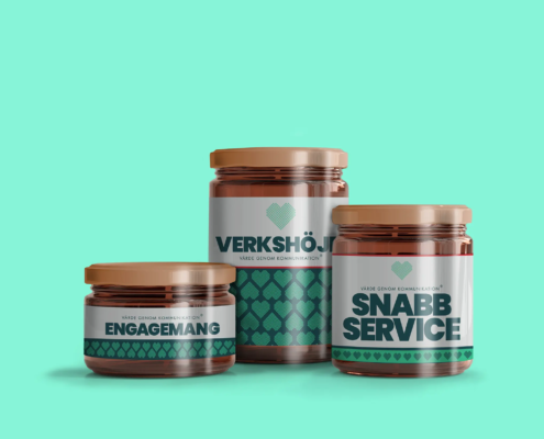 Bild på tre syltburkar med etiketter med orden Engagemang, verkshöjd, snabb service